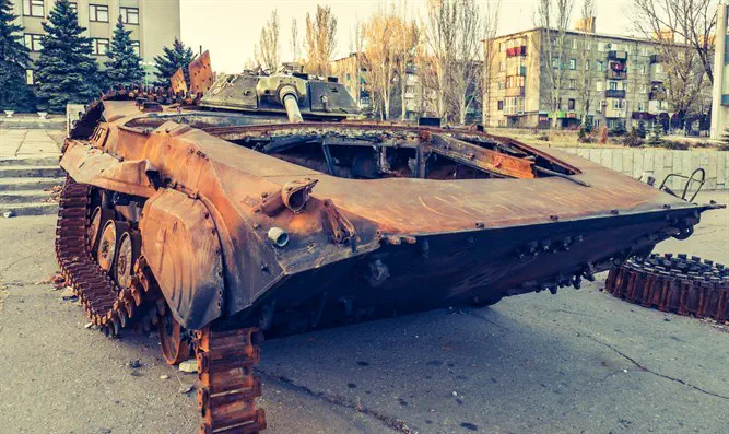 Разбитый танк в Украине