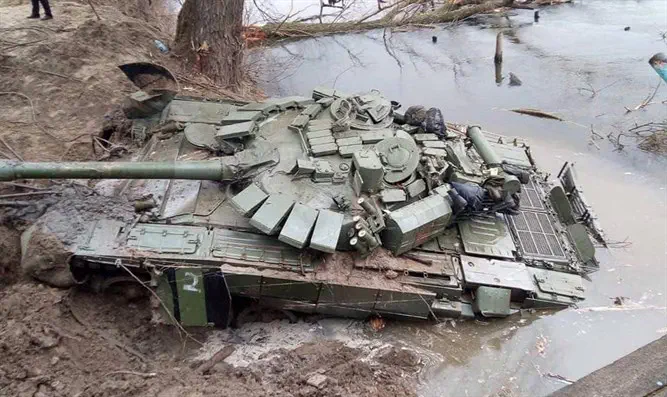 Украинцы вытащили из реки подбитый российский танк