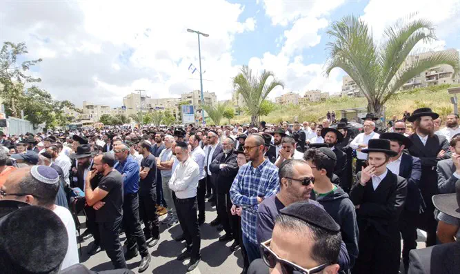 מאות מלווים למנוחות את הנרצחים בפיגוע בעיר אלעד