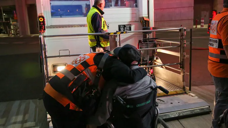 Одному из беженцев помогают при высадке из самолета