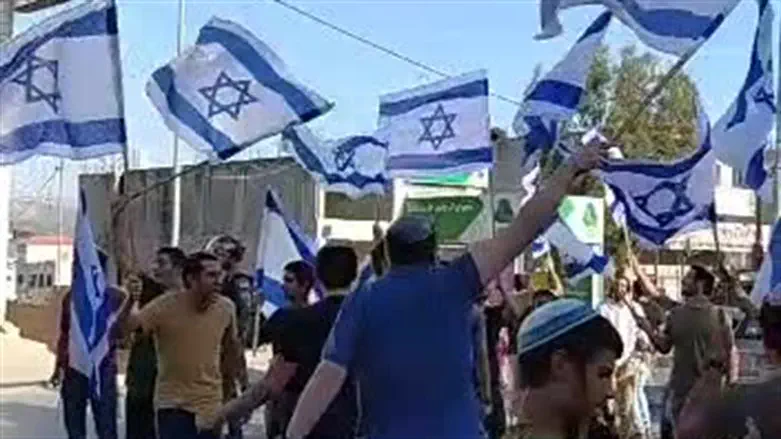 Шествие с флагами к Хуваре