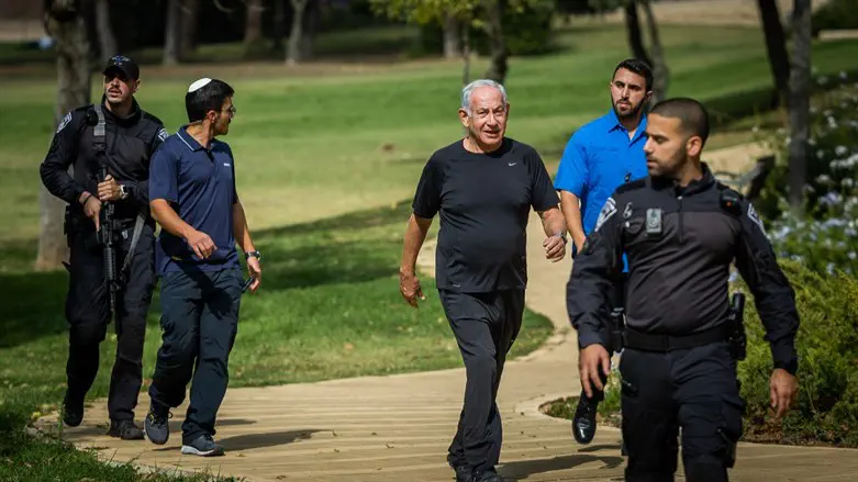 Биньямином Нетаньяху на прогулке