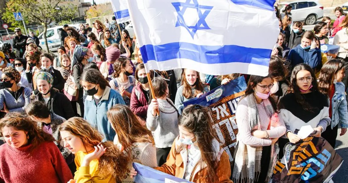 'We're not working for free': 1,000 school secretaries
demonstrate in Tel Aviv