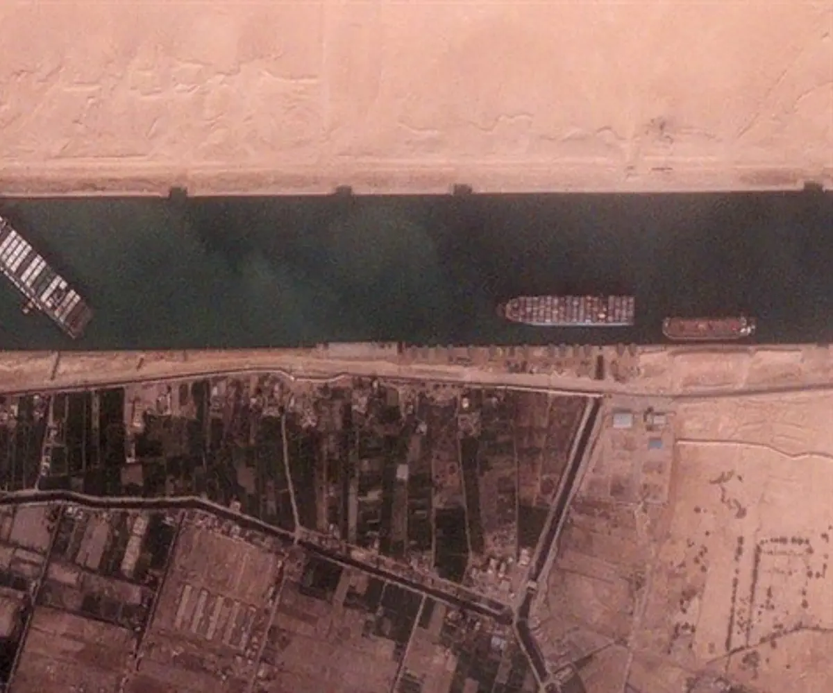 ship blocks Suez Canal