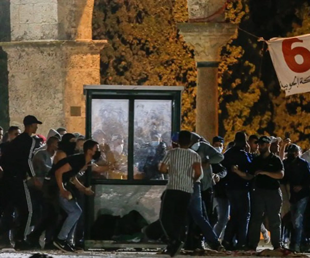 Arabs riot on Temple Mount