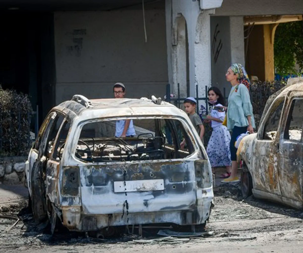 Cars torched by Arab rioters in Lod