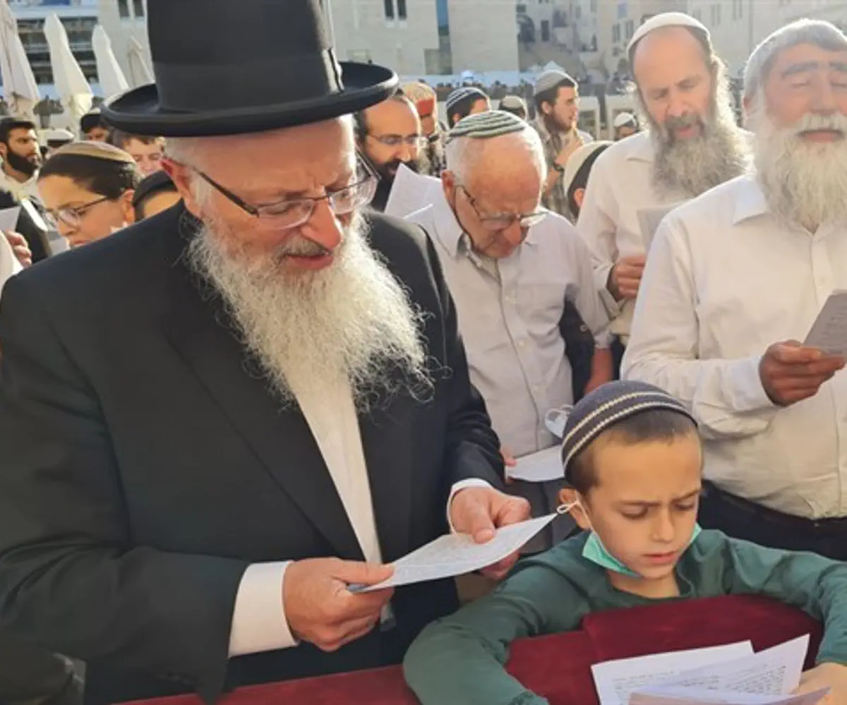 Rabbi Eliyahu leads prayer rally
