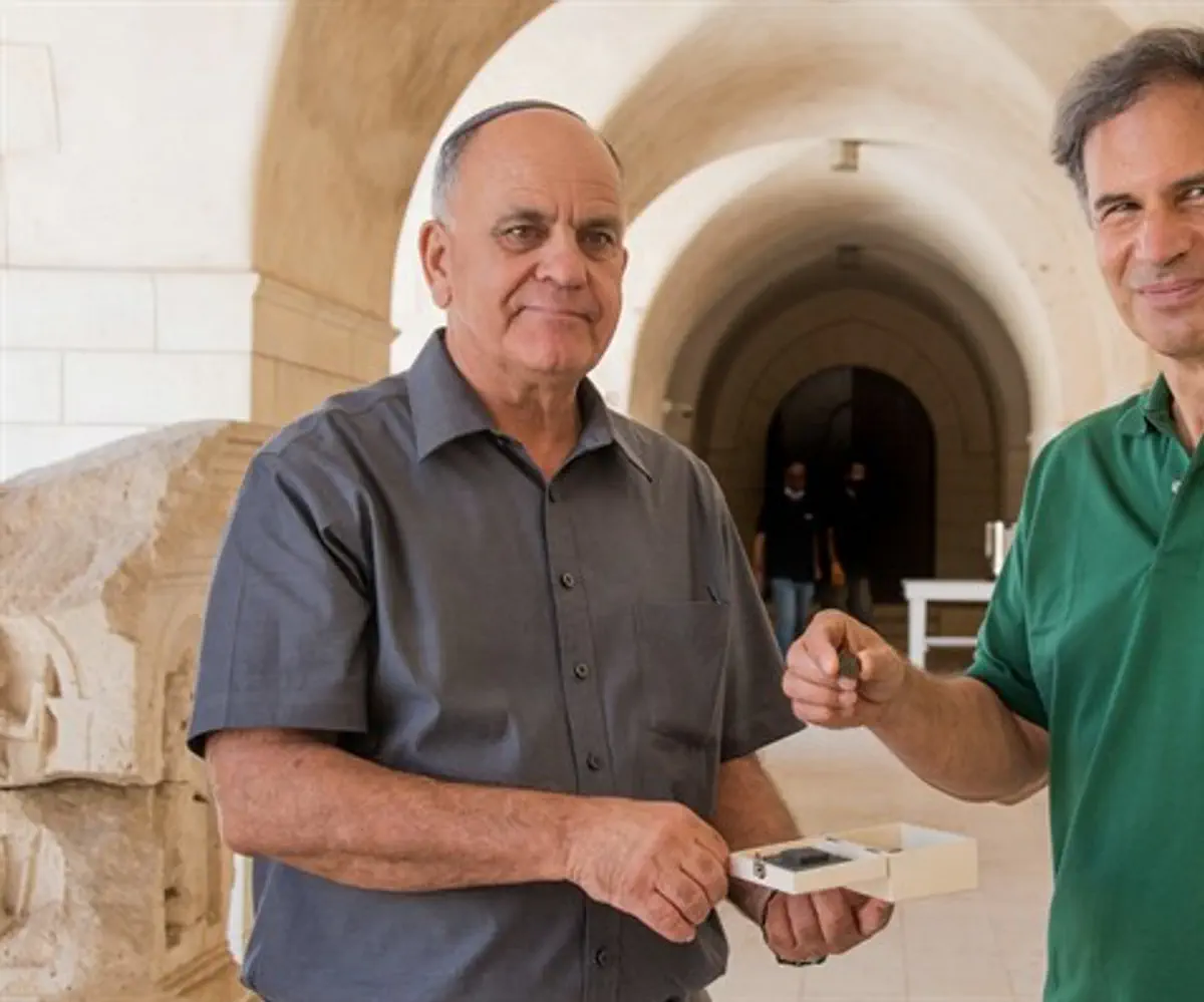 Eli Eskosido and Eytan Stibbe with the ancient coin