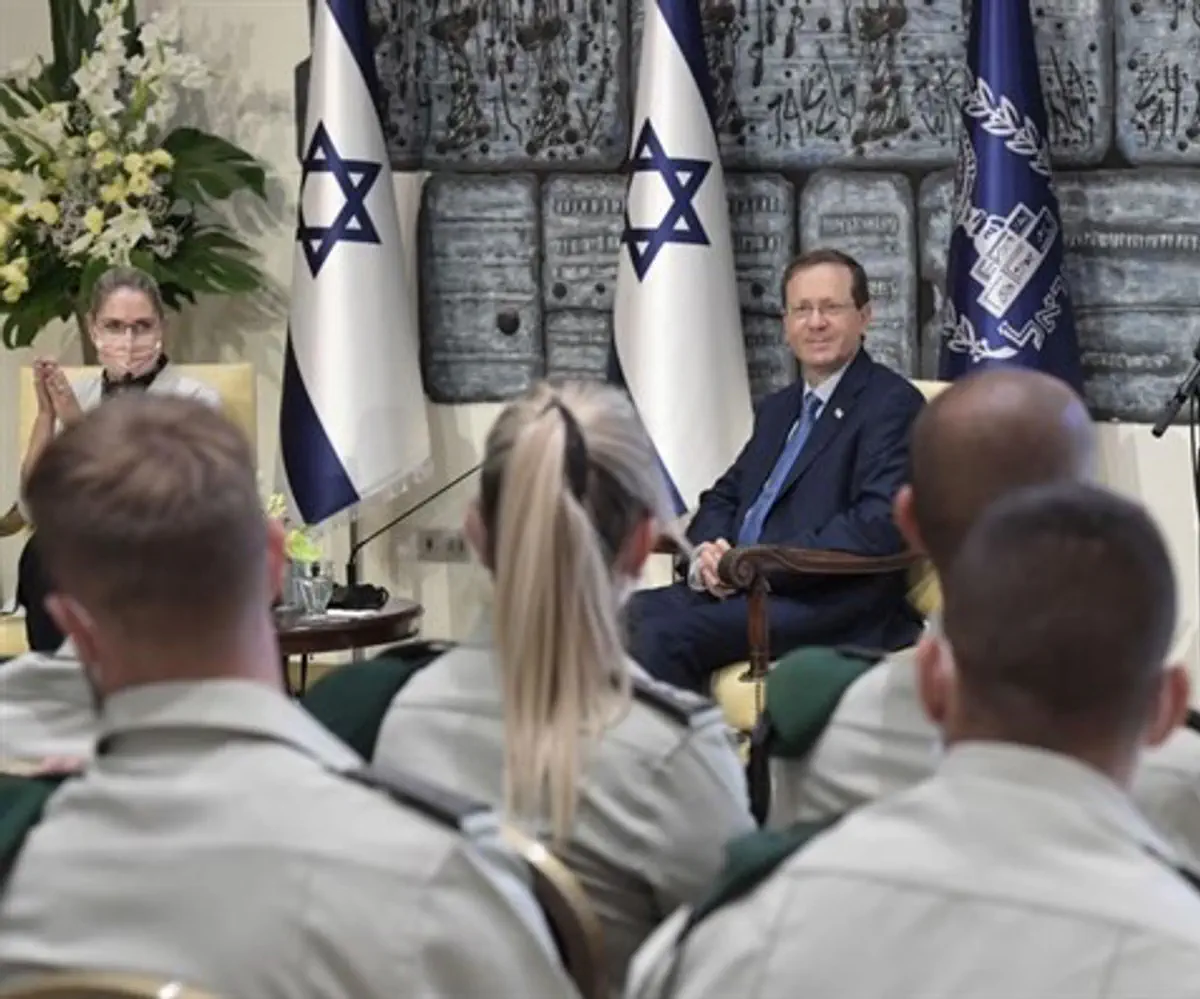 President Herzog meets IDF soldiers