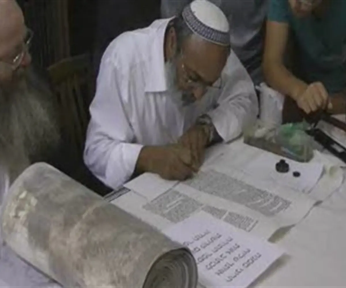 Writing the last letters in the Torah Scroll