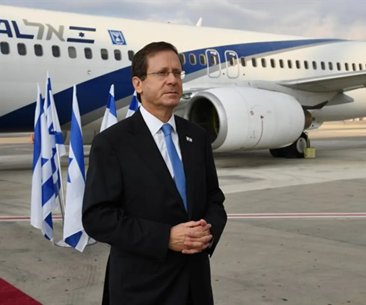 Presidente Herzog antes de abordar el avión.