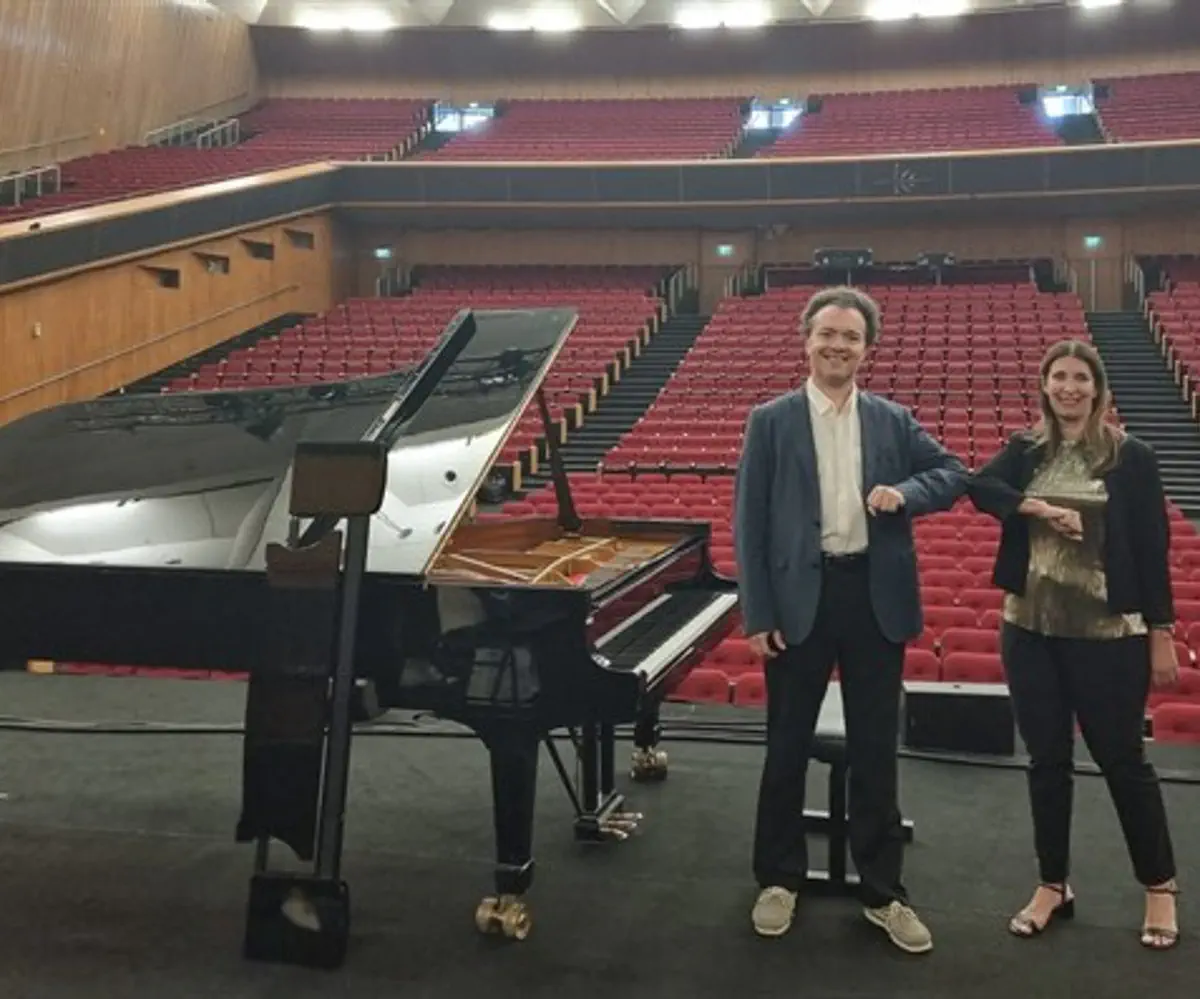El vicepresidente de los Edificios de la Nación Rakefet Eliaz Ilo con el pianista Yevgeny Kissin en los ensayos del concierto