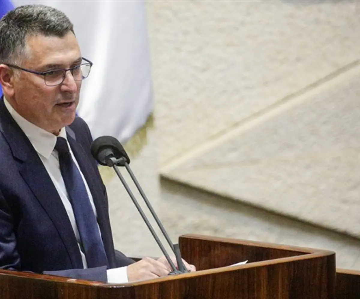 Ministro Gideon Saar en el Pleno de la Knesset