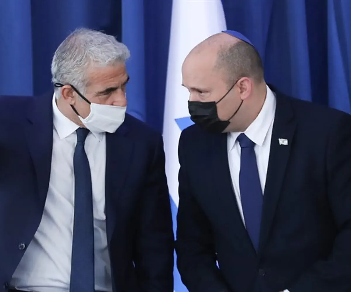 Prime Minister Naftali Bennett (r.) with Foreign Minister Yair Lapid