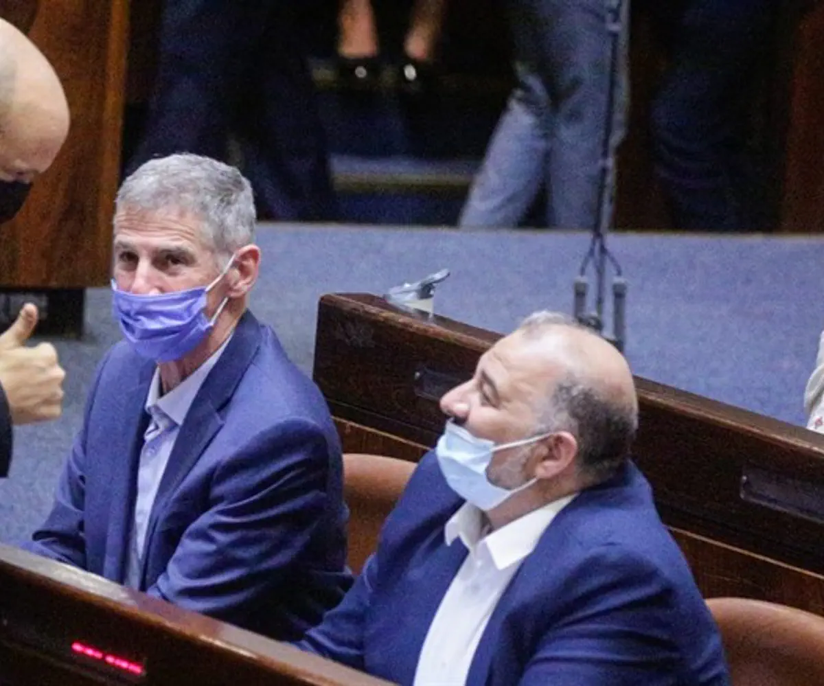 Naftali Bennett con Mansour Abbas en el Pleno de la Knesset