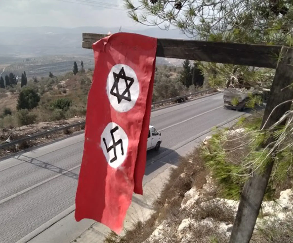 La bandera nazi colgada en la carretera Shavei Shomron-Chumash