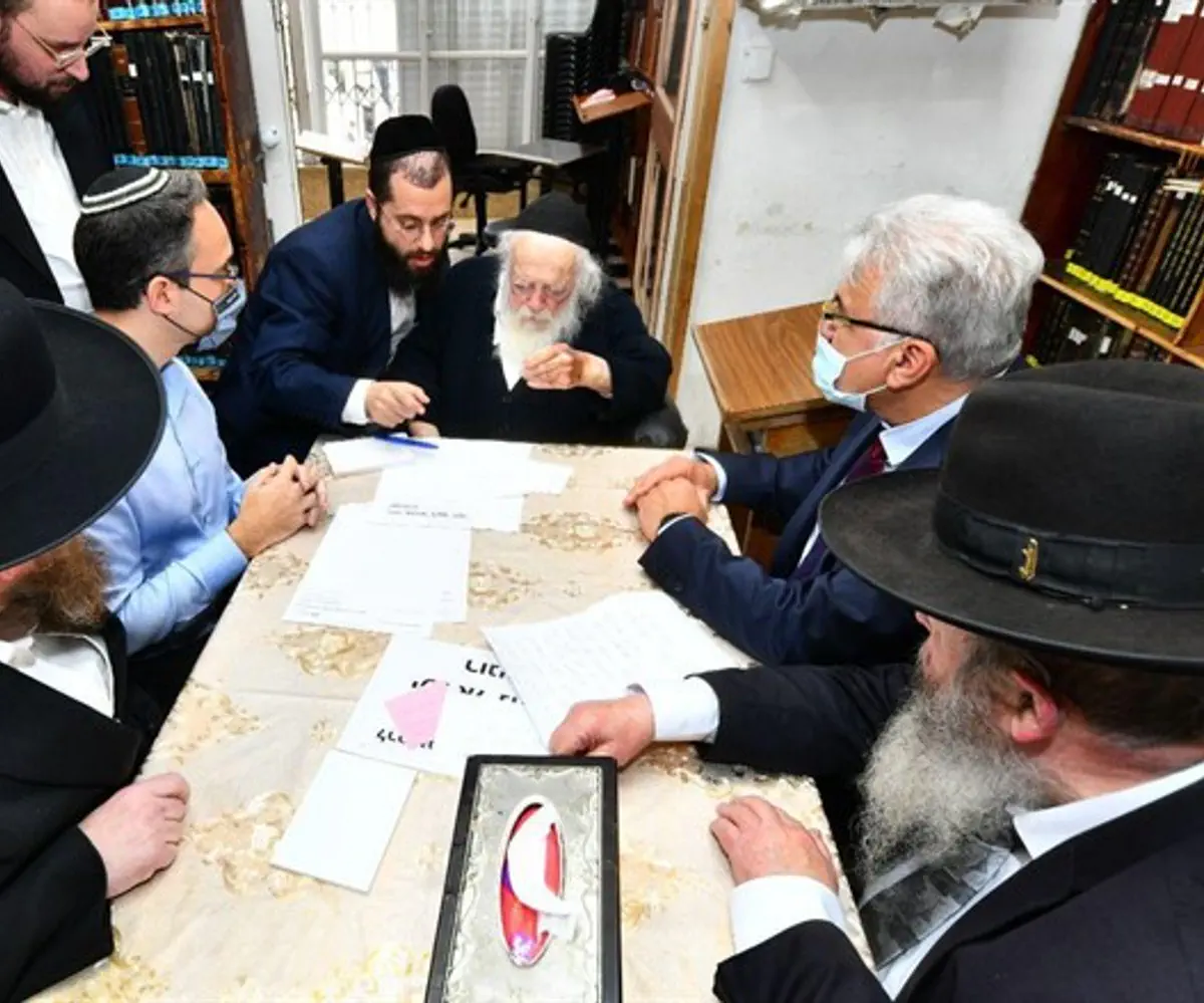 Rabino Kanievsky en una reunión con médicos
