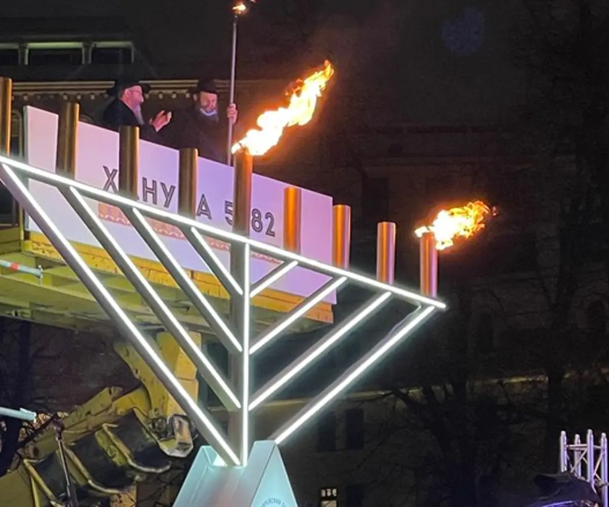 Encender una vela de Hanukkah cerca del Kremlin en Rusia