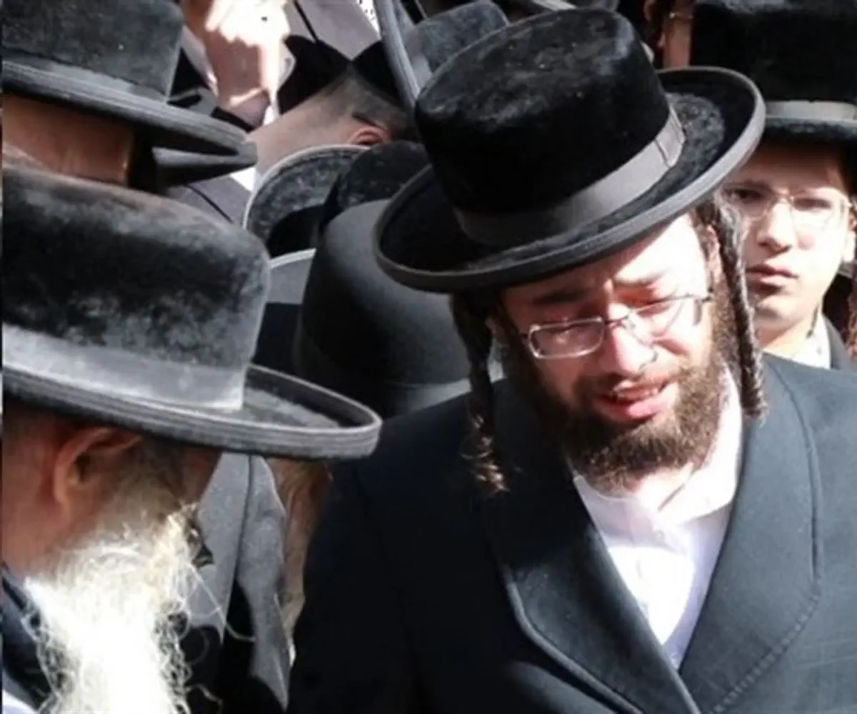 Yoel Blau at his wife's funeral