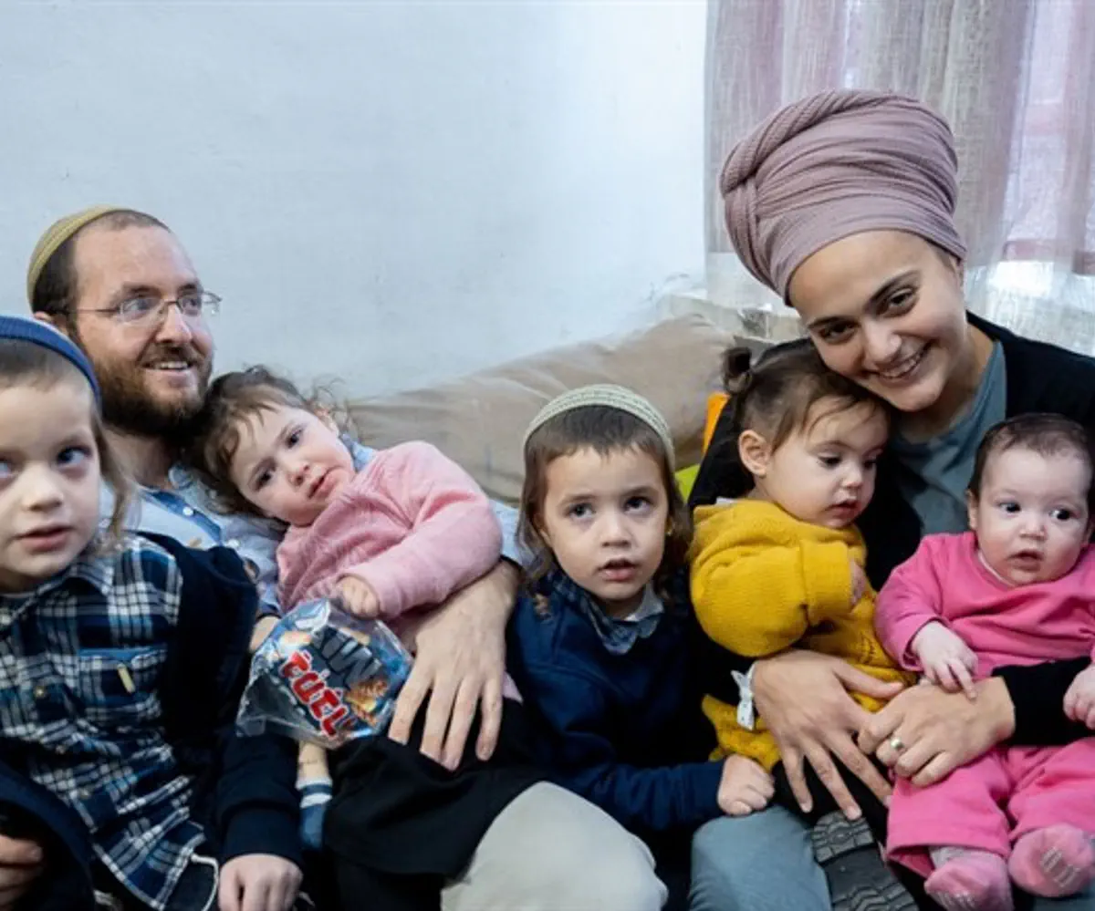 Moriah Cohen, Dvir y sus hijos en la casa familiar en Shimon Hatzadik