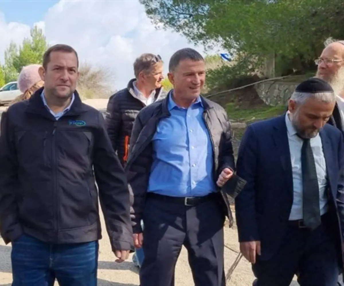 Yossi Dagan with Knesset members in Homesh