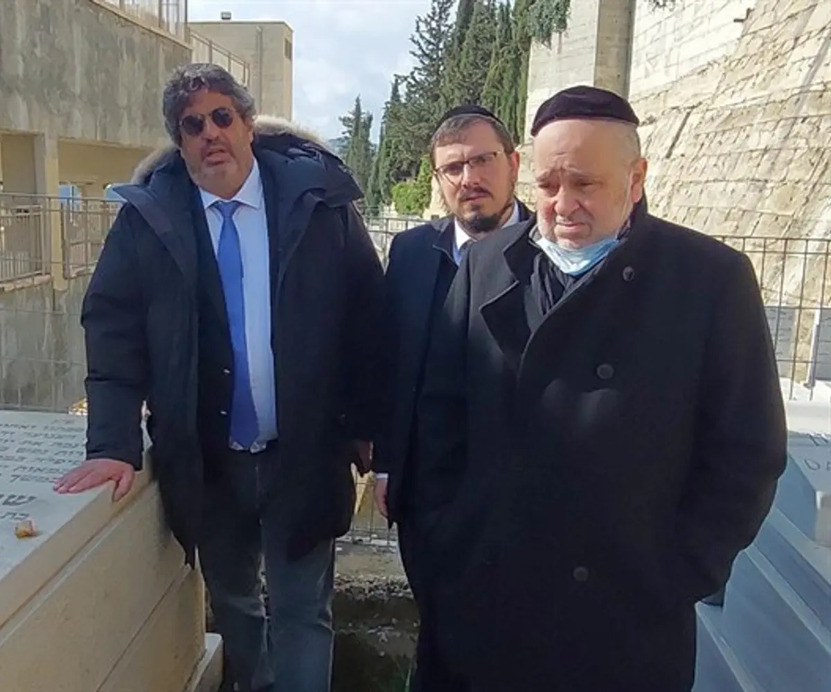 El miembro del Parlamento Meir Habib y miembros de la familia cerca de la tumba de Sara Halimi