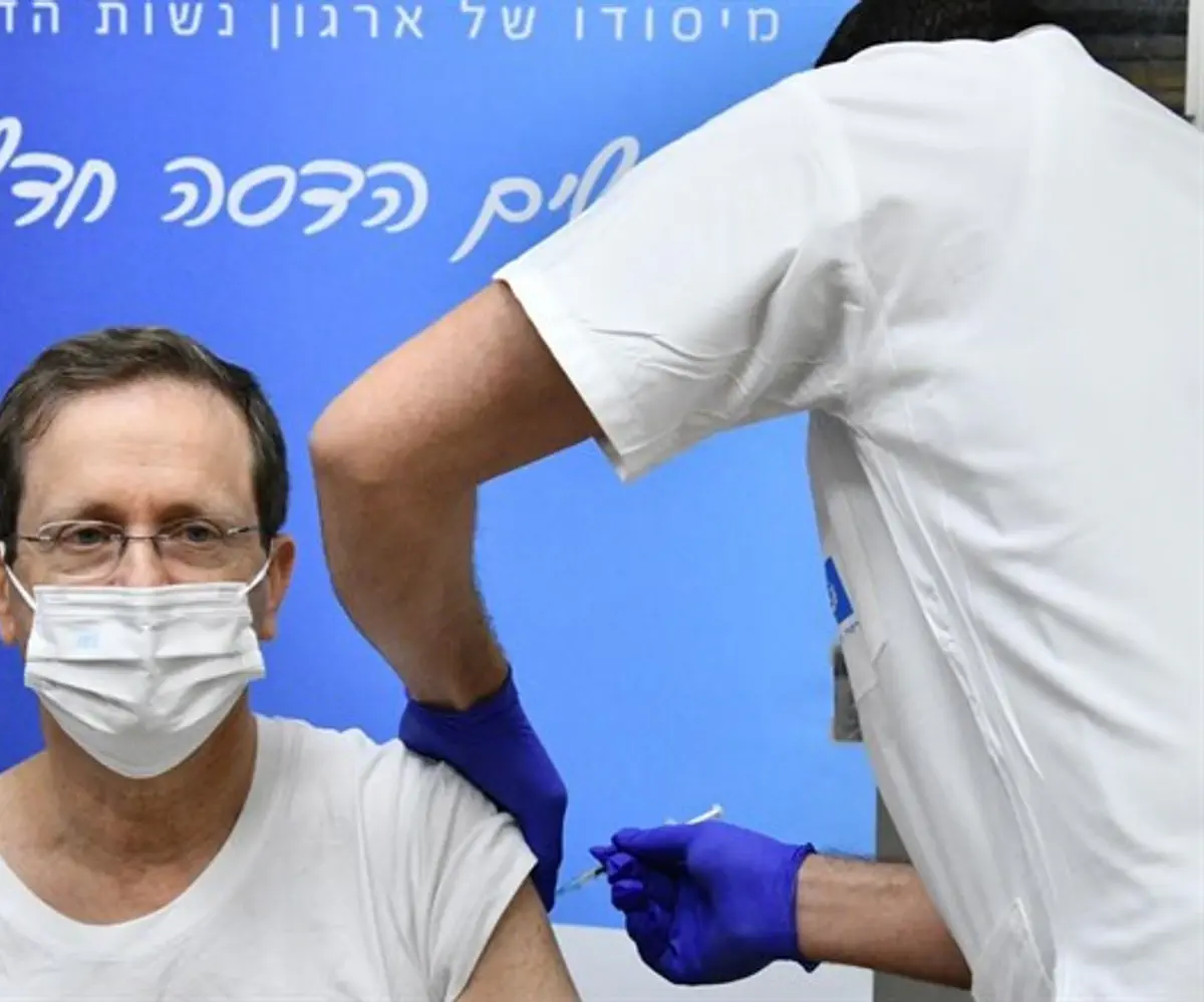 El presidente Herzog recibe la cuarta dosis de la vacuna