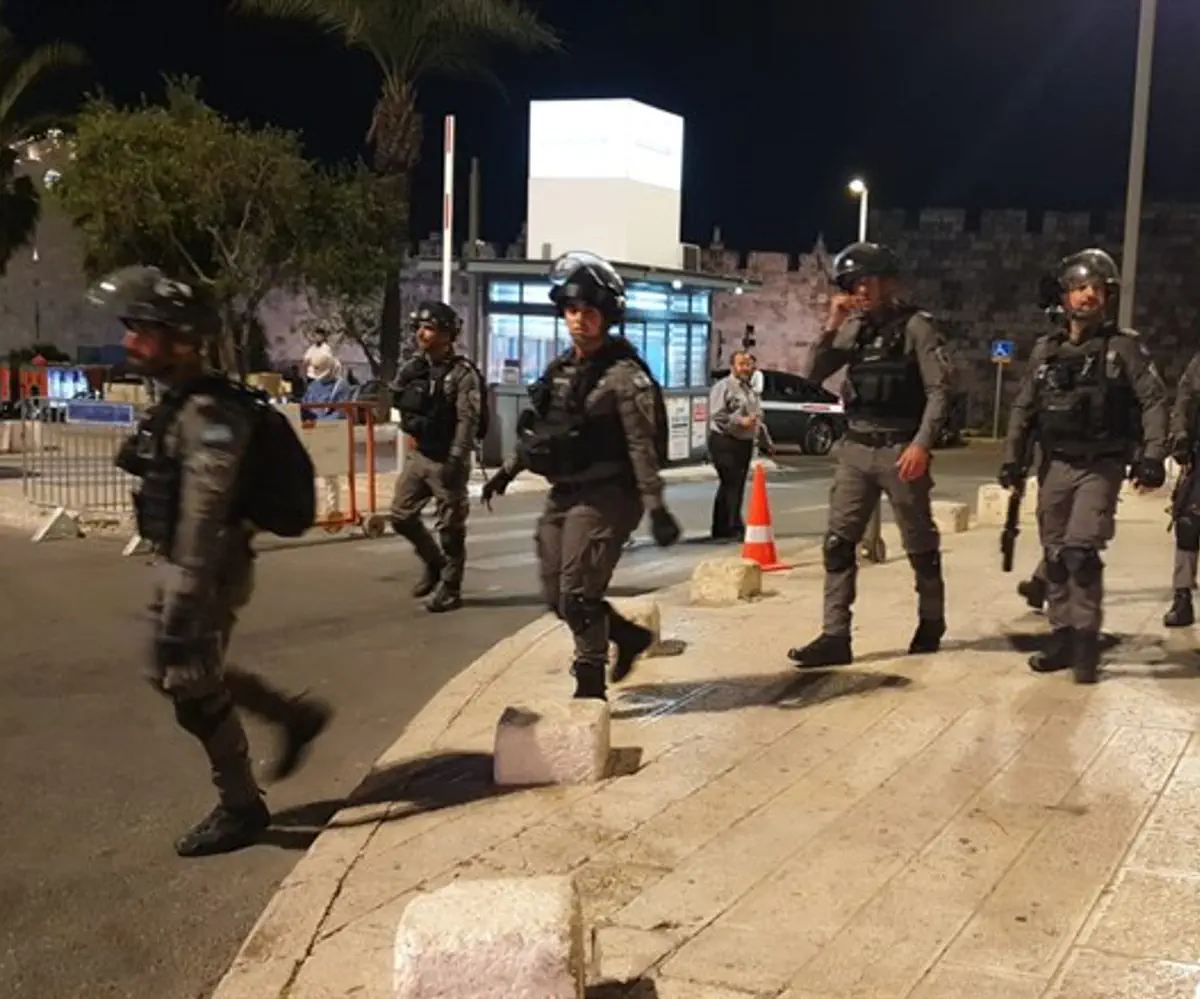 Policías en la puerta de Nablus