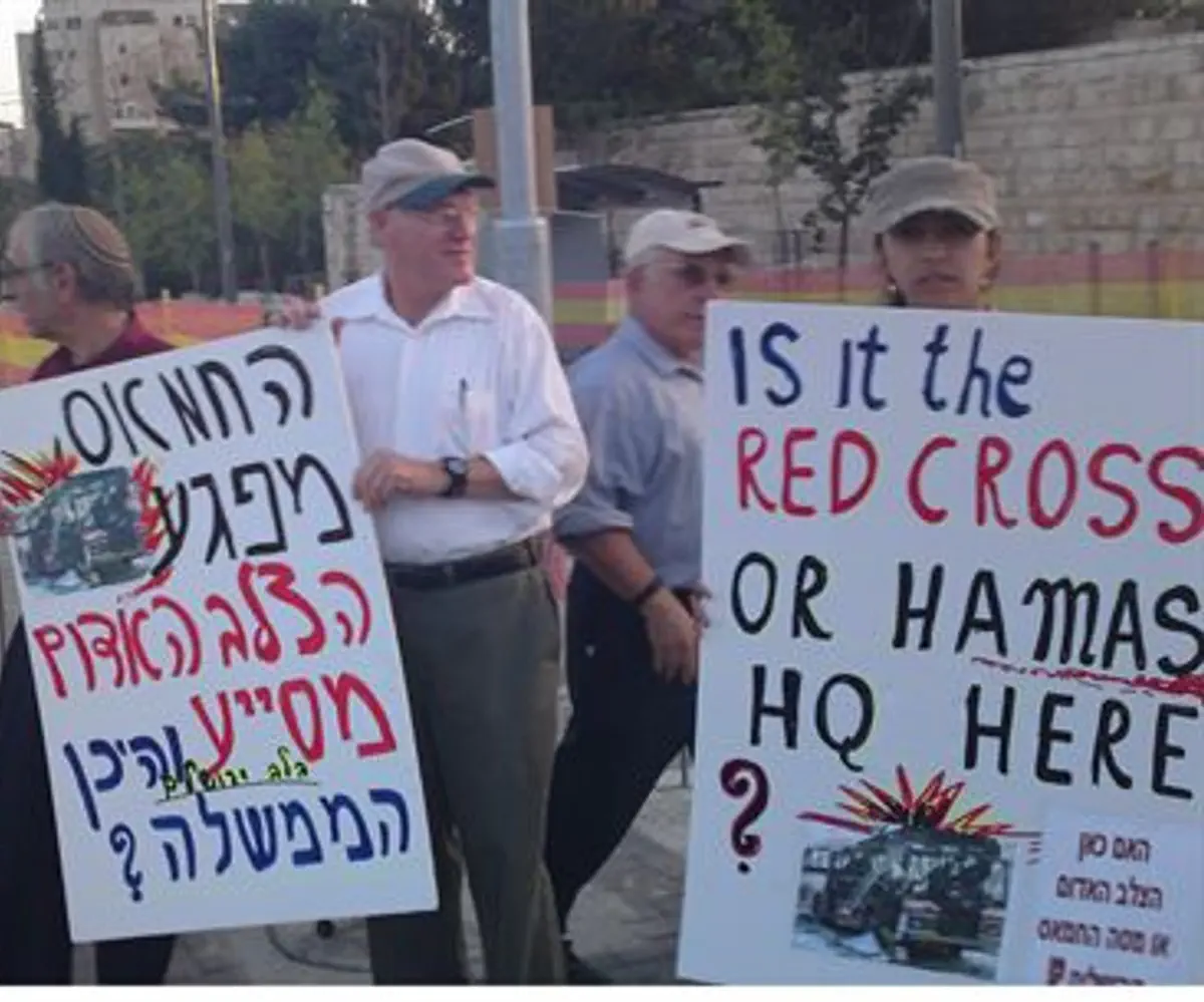 Protesting Hamas at Red Cross HQ