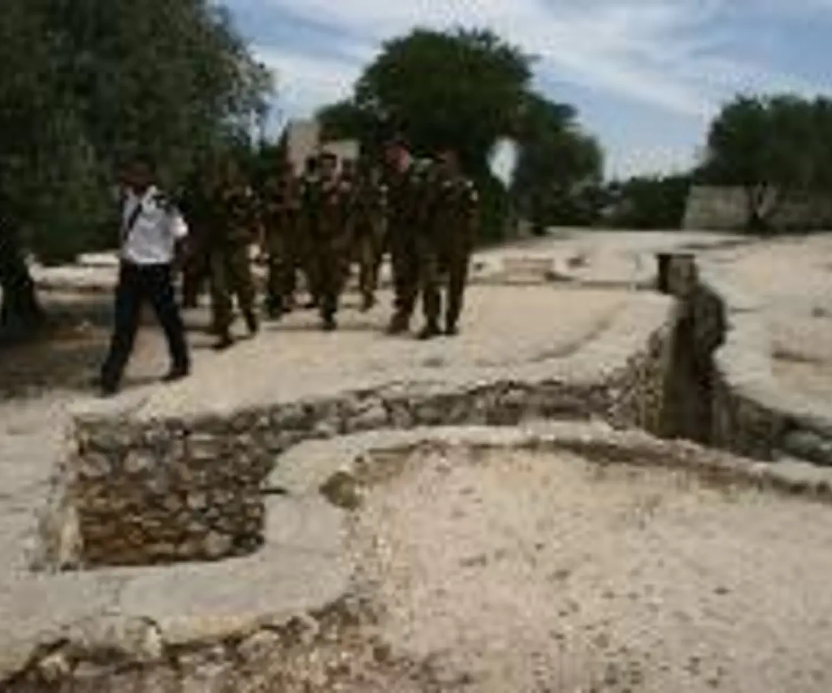 Soldiers visit Ammunition Hill  