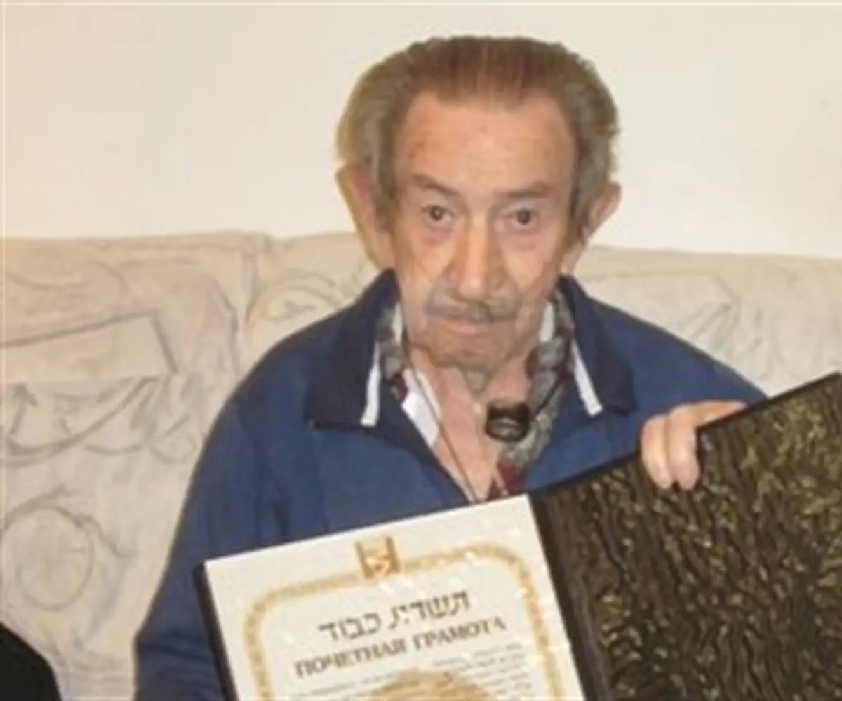 Ilya Lieberman receives his wife's award