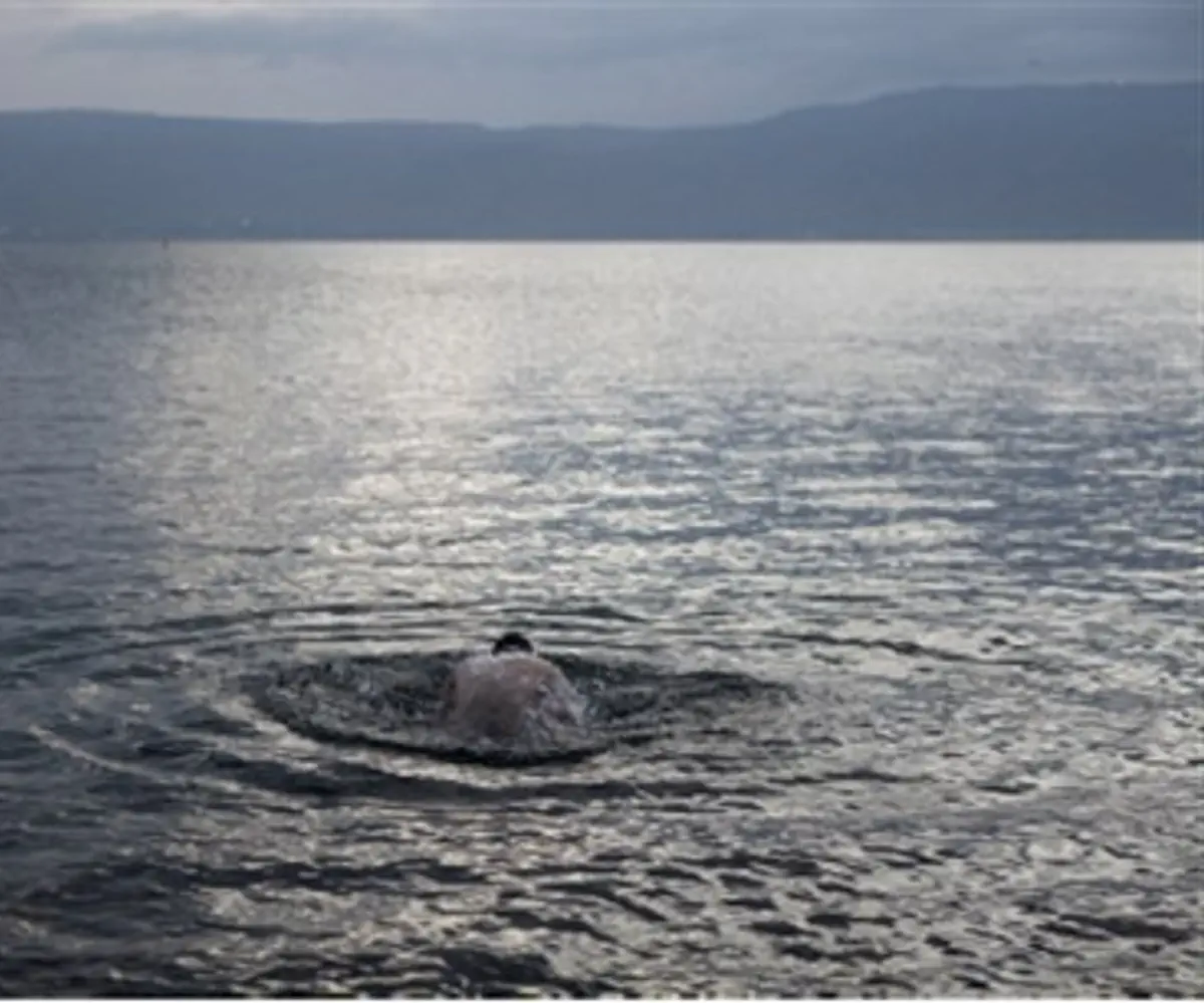 Man immerses himself in the Kinneret