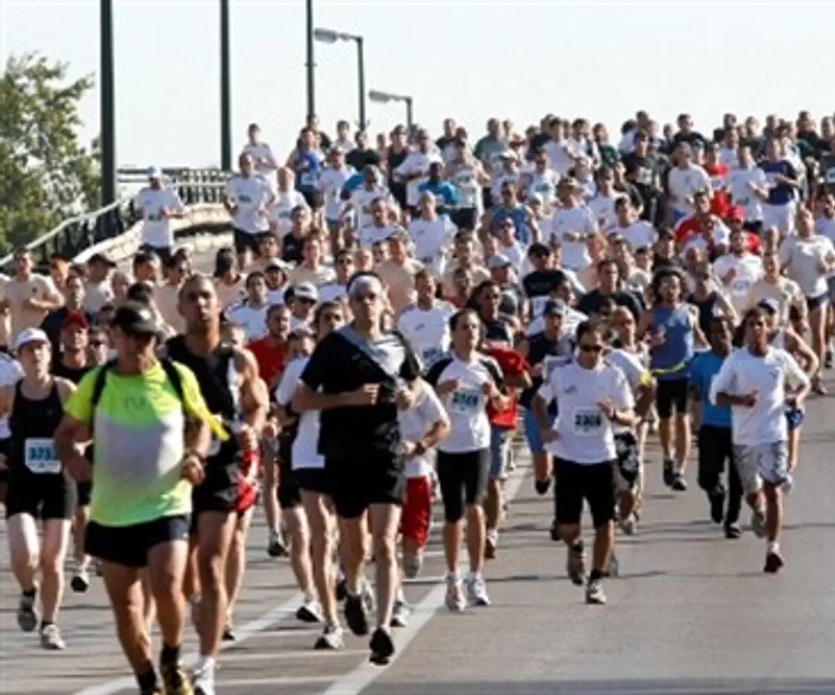 Marathon runners 'march' on Tel Aviv