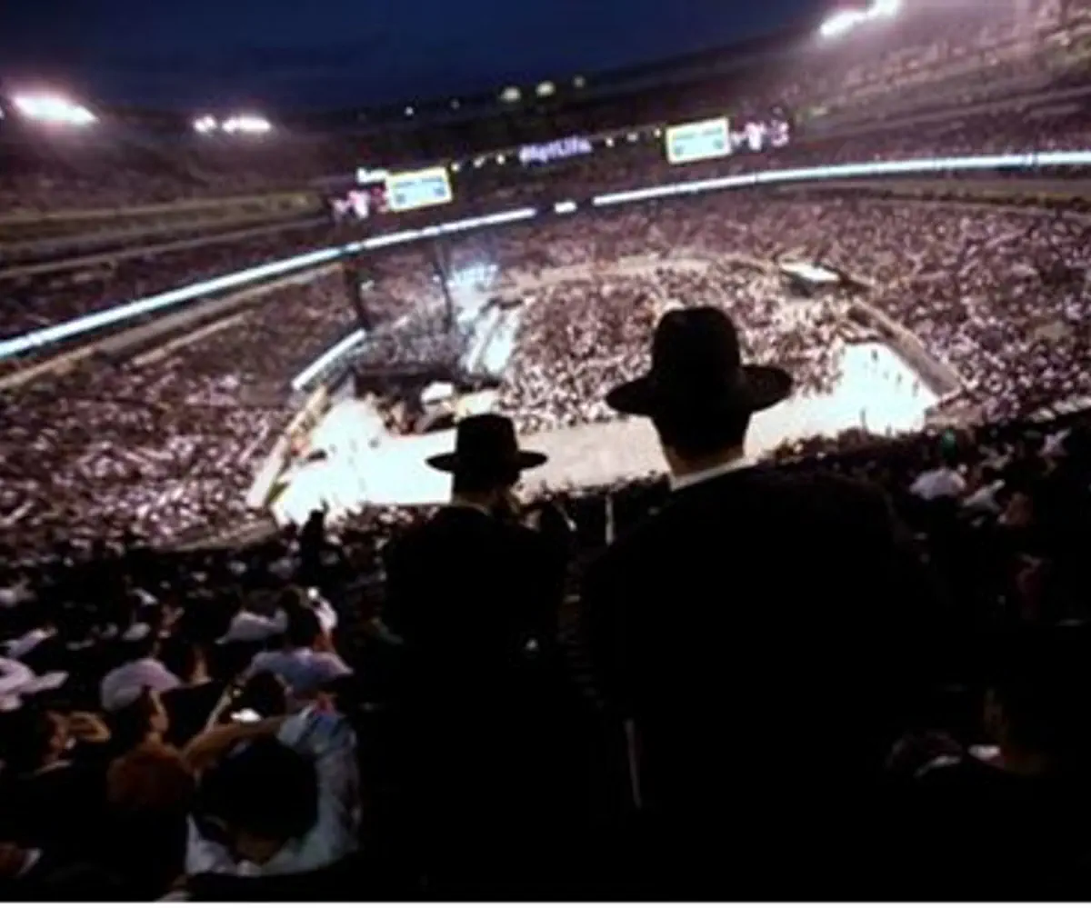 MetLife stadium filled with 90,000 people for