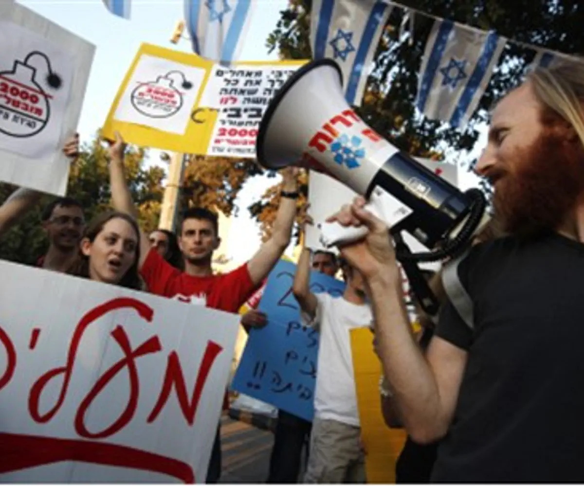 Maariv workers demonstrate.