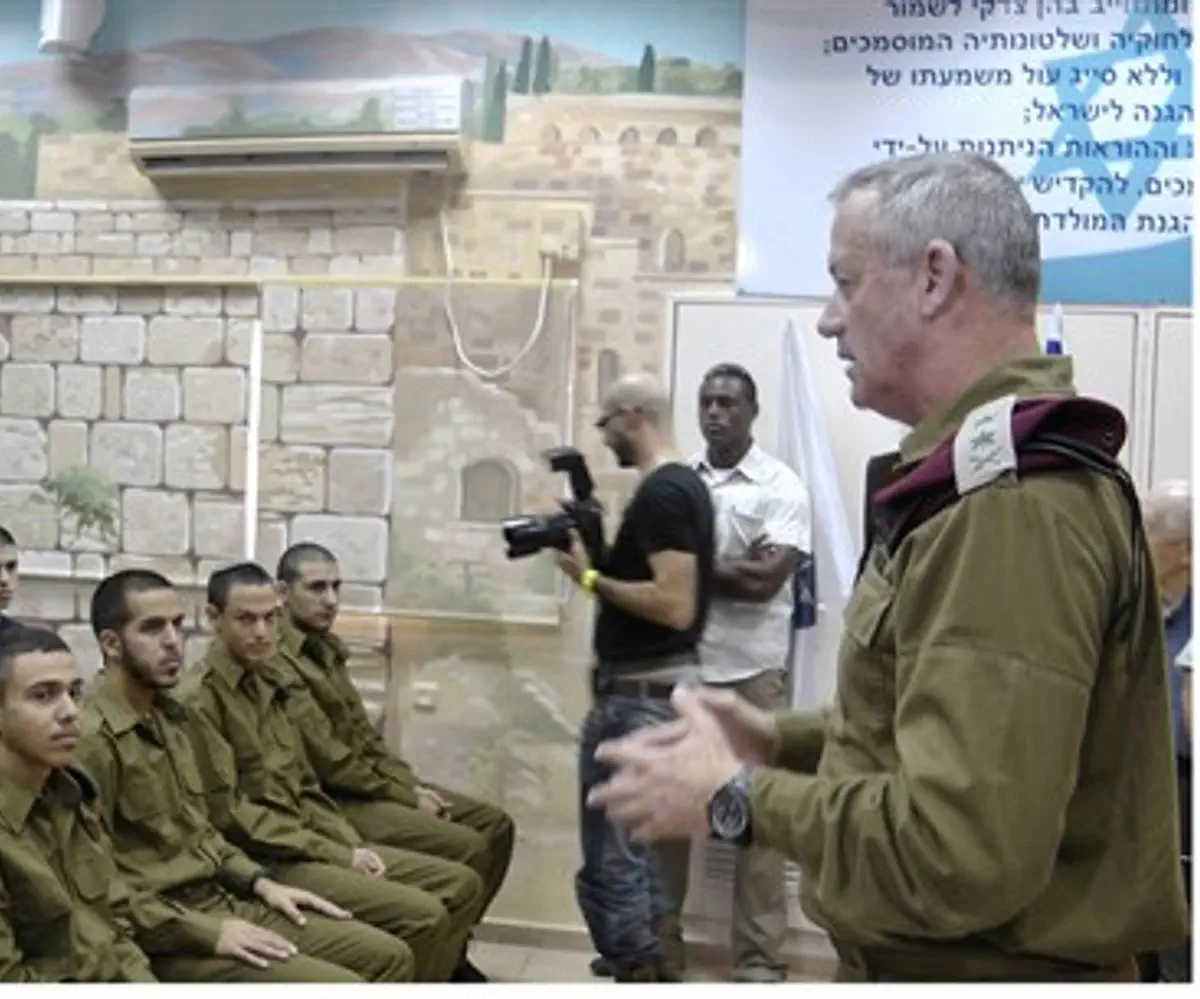 IDF Chief of Staff Benny Gantz w/recruits 