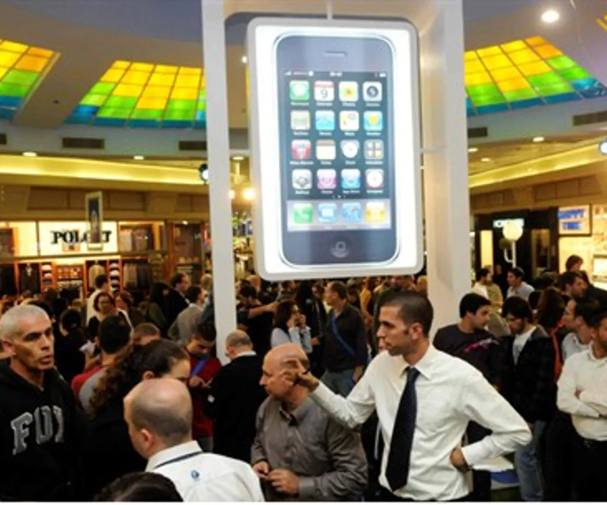 Israelis await purchase of iPhone