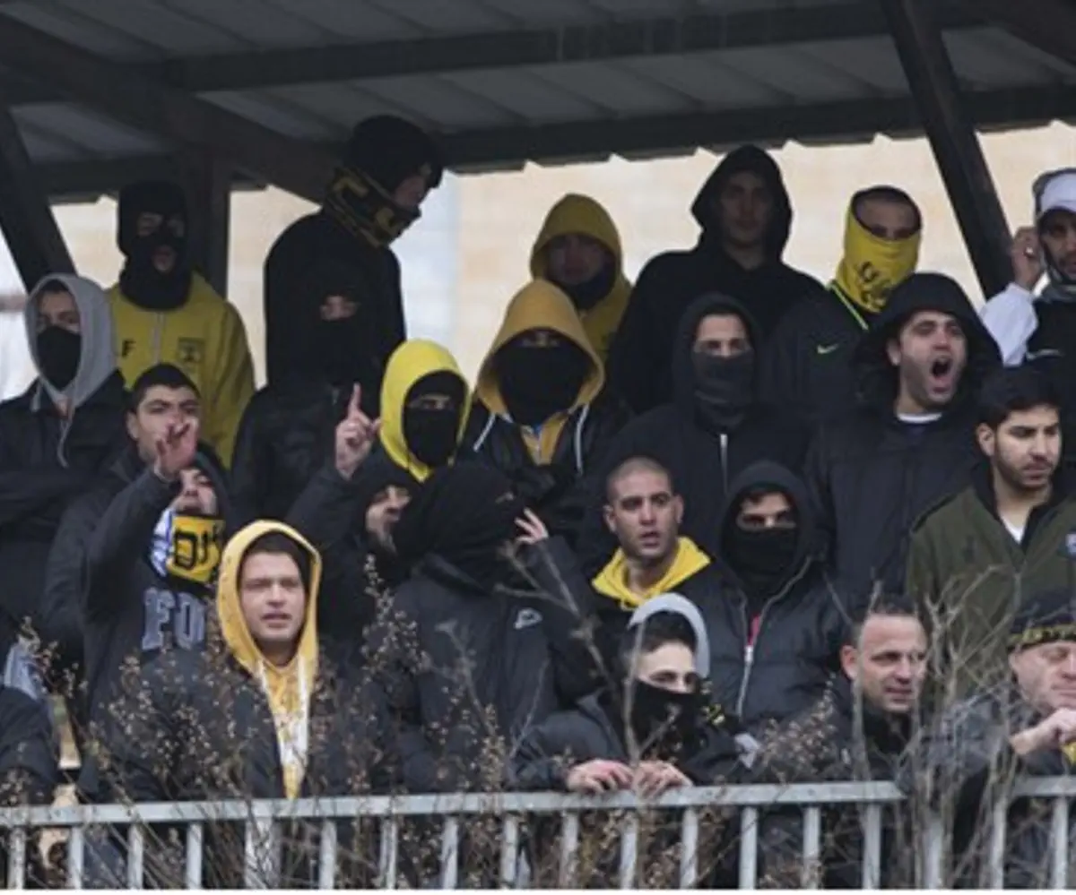 Beitar fans protest Muslim players