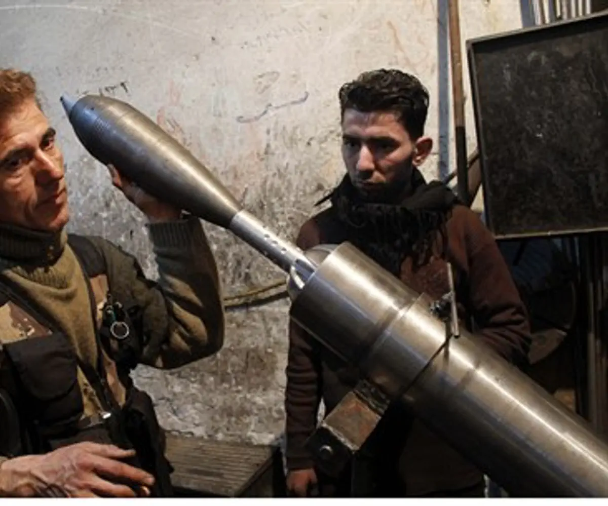 Syrian rebels fire mortar (file)