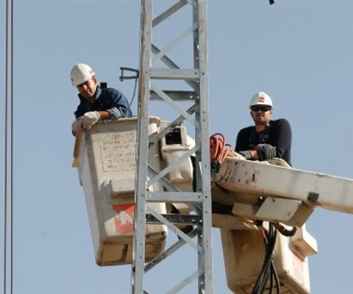 Electricity technicians at work