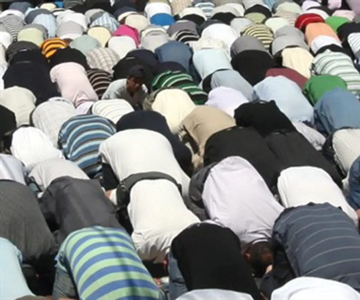Muslims praying (file)