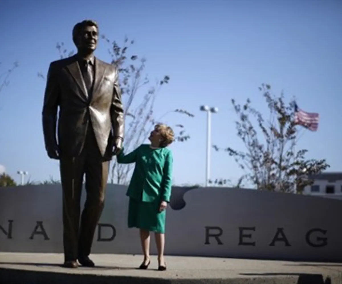 Elizabeth Dole next to statue of Ronald Reaga