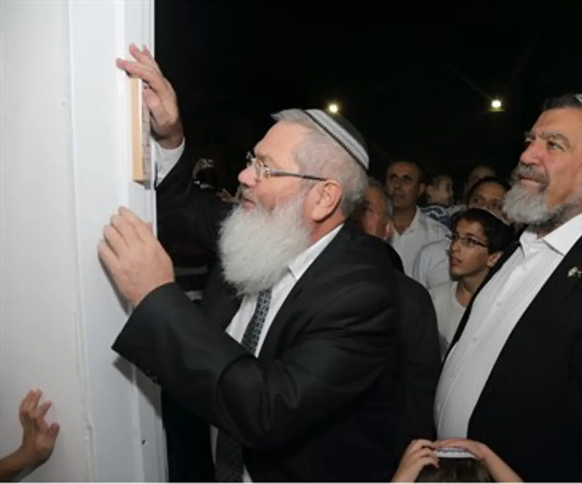 Ben-Dahan affixes Mezuzah at new synagogue