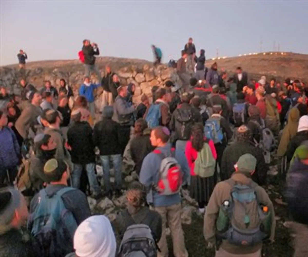Jews stand on Mount Ebal