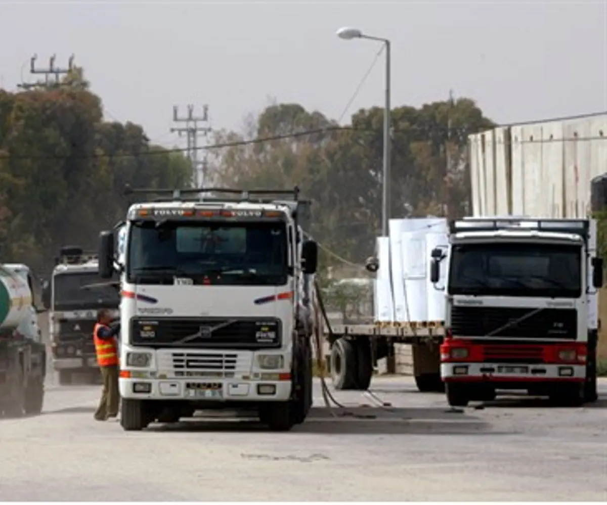 Trucks with food supplies enter Gaza through 