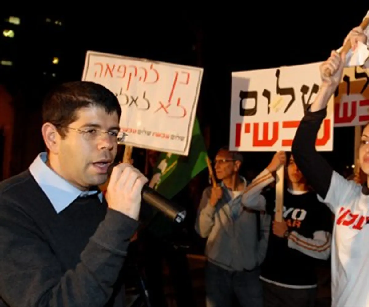 Yariv Oppenheimer with activists.