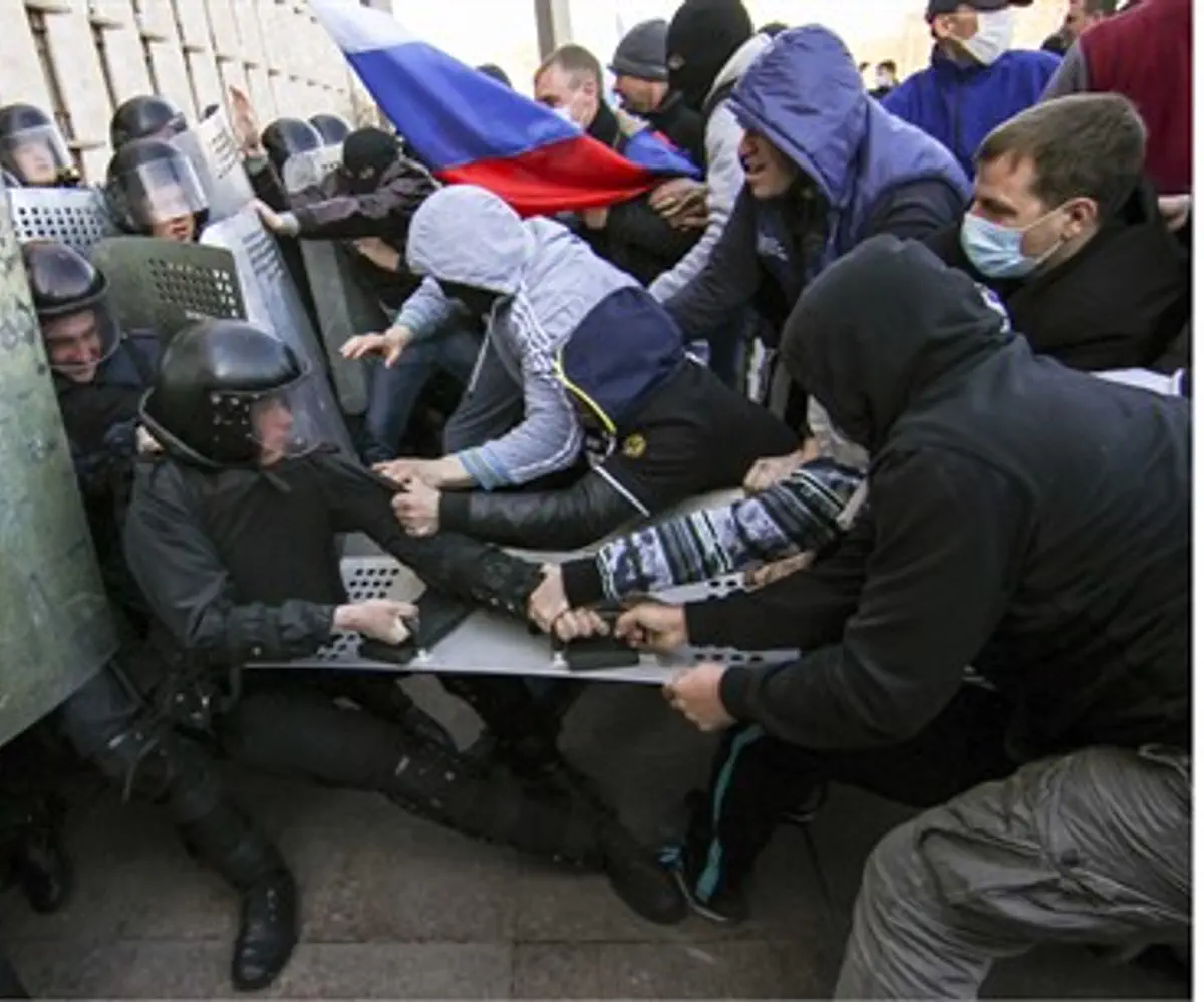 Police (L), Pro-Russia protestors clash in Do