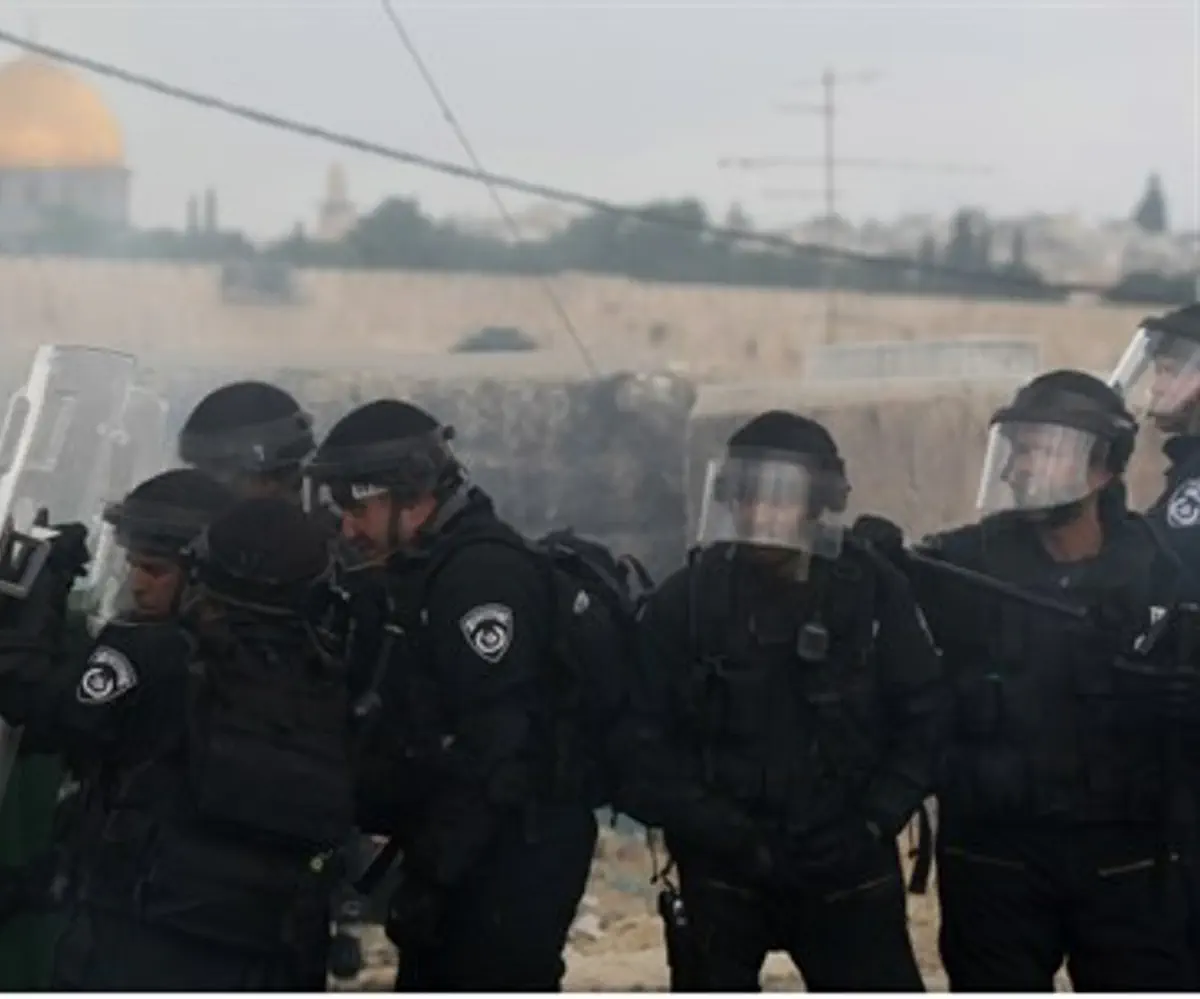 Police face Arab rioters in Jerusalem (file)