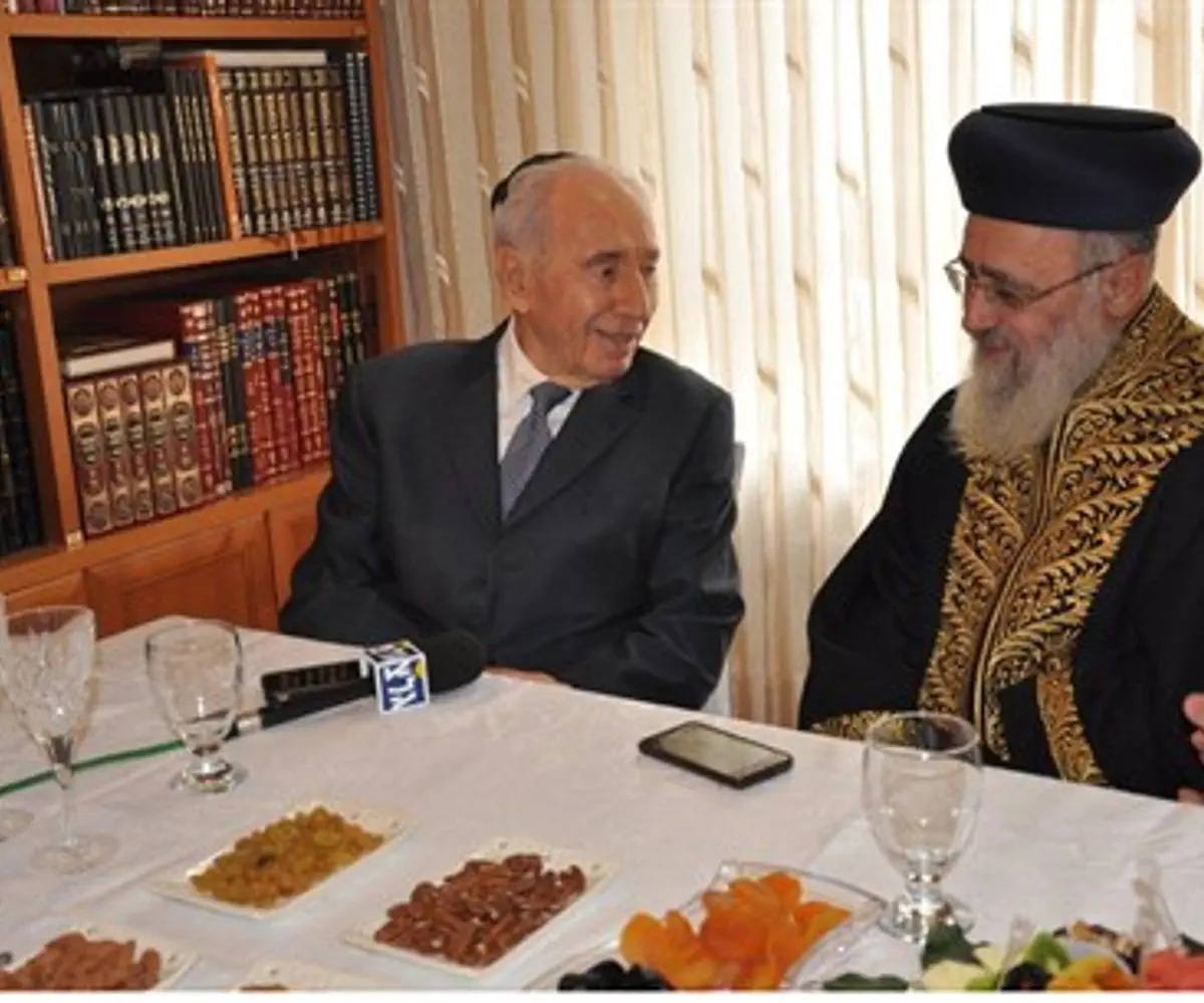 Peres speaking with Rabbi Yoseph