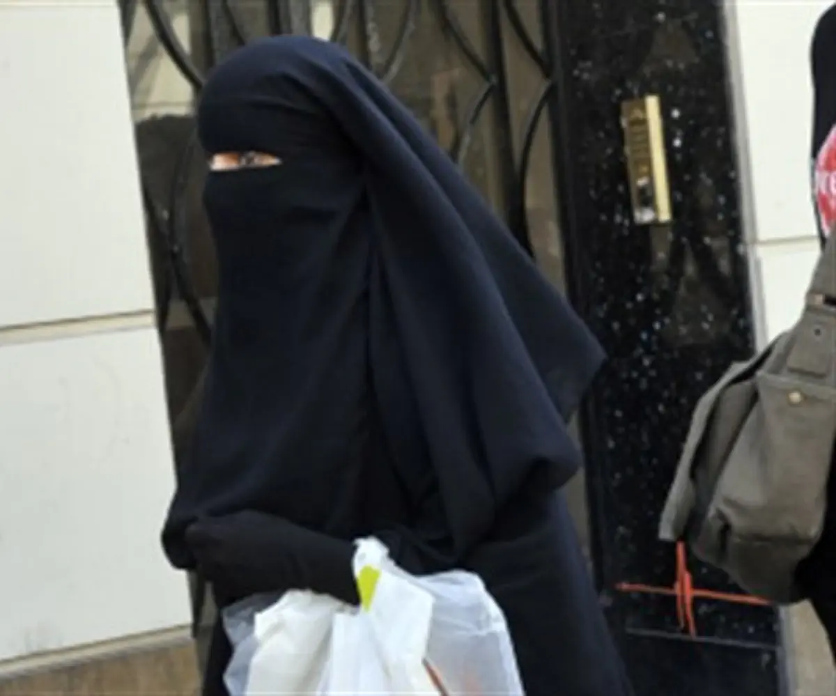 Muslim woman in niqab, Paris (file)
